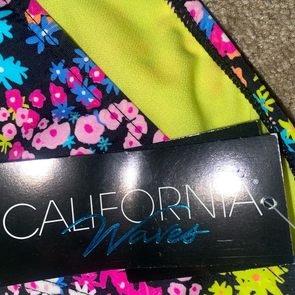 California waves bikini bottom XL. - Picture 5 of 7
